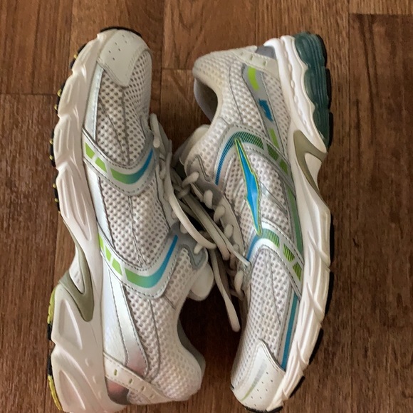Avia size 10 athletic shoes. Wide fit. - Picture 12 of 16
